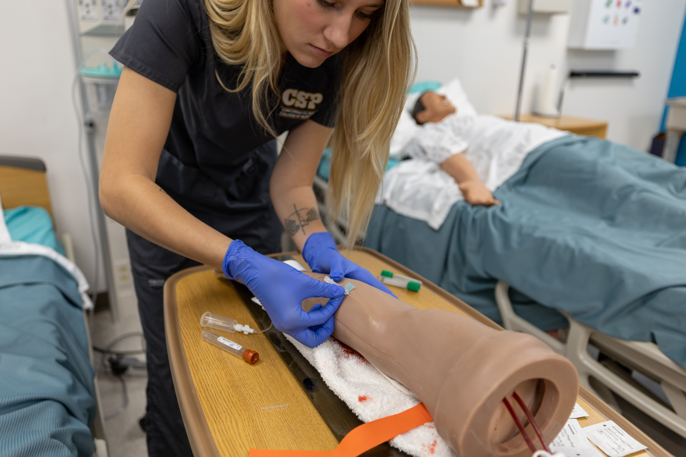 Nursing student practicing in a simulation setting.